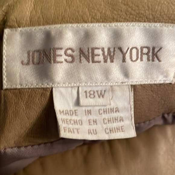 Jones New York tan leather jacket. - Picture 9 of 10